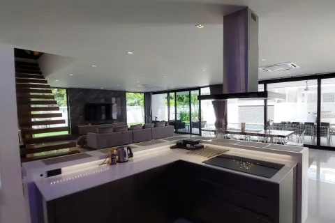 Chalet de 6 dormitorios en Pattaya, Tailandia № 155724 - foto 15
