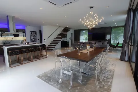 Chalet de 6 dormitorios en Pattaya, Tailandia № 155724 - foto 14