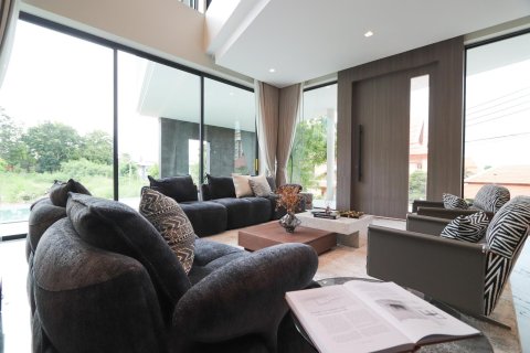 Chalet de 6 dormitorios en Pattaya, Tailandia № 155723 - foto 11