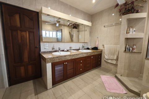 Casa de 3 dormitorios en Pattaya, Tailandia № 190913 - foto 17