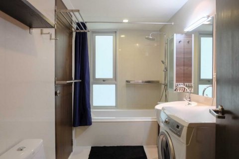 Condominio de 2 dormitorios en Phra Khanong, Bangkok, Tailandia № 143913 - foto 4