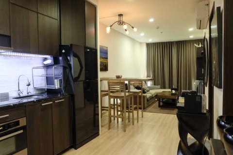 Condominio de 2 dormitorios en Phra Khanong, Bangkok, Tailandia № 143913 - foto 2