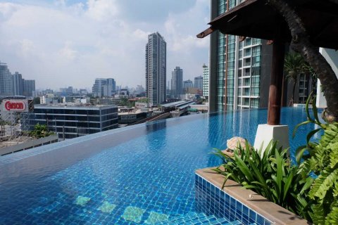Condominio de 2 dormitorios en Phra Khanong, Bangkok, Tailandia № 143913 - foto 8