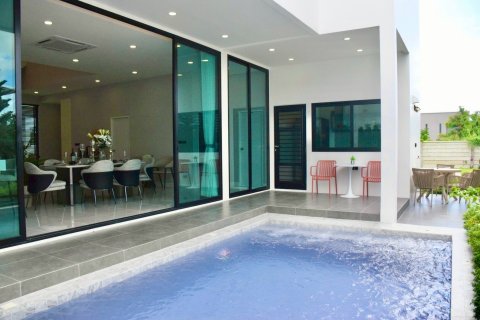Chalet de 4 dormitorios en Bang Lamung, Tailandia № 170043 - foto 13
