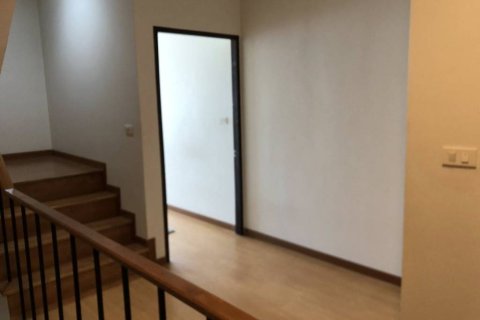 Adosado de 4 dormitorios en Bangkok, Tailandia № 173012 - foto 4