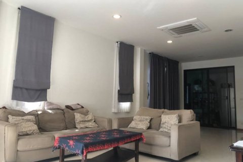 Adosado de 4 dormitorios en Bangkok, Tailandia № 173012 - foto 3