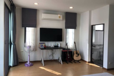Adosado de 4 dormitorios en Bangkok, Tailandia № 173012 - foto 10