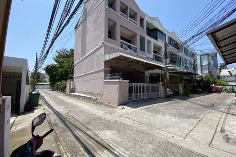 Adosado de 4 dormitorios en Khlong Toei, Bangkok, Tailandia № 140159