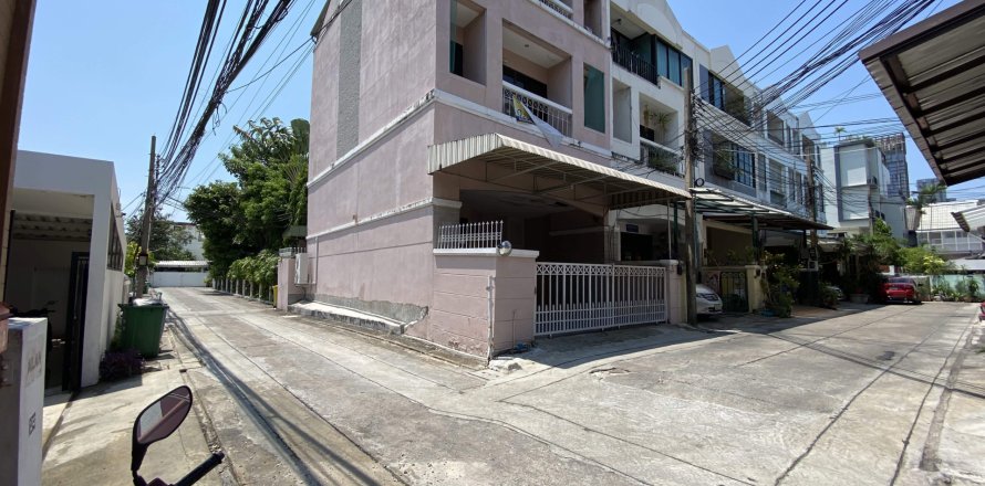 Adosado de 4 dormitorios en Khlong Toei, Bangkok, Tailandia № 140159