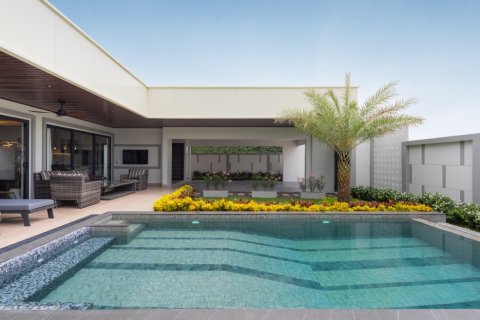 Chalet de 5 dormitorios en Bang Lamung, Tailandia № 222396