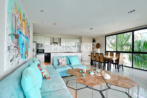 Condo in Pattaya, Thailand, 2 bedrooms  № 198587
