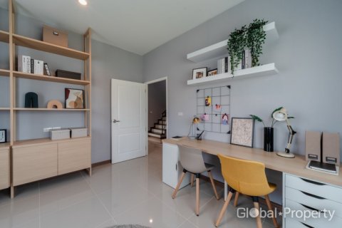 Casa de 4 dormitorios en Rayong, Tailandia № 135340 - foto 10