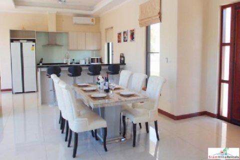 Chalet de 4 dormitorios en Pattaya, Tailandia № 202705 - foto 4