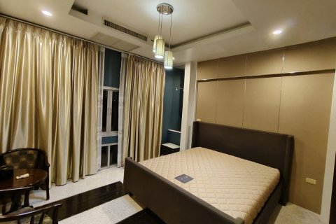 Adosado de 4 dormitorios en Bangkok, Tailandia № 143036 - foto 11