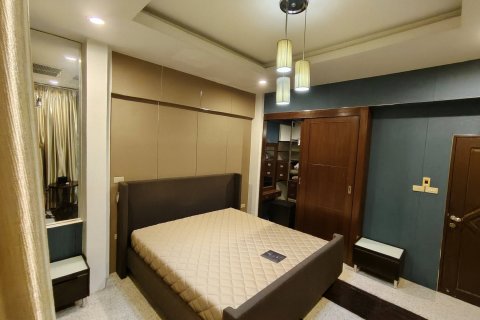 Adosado de 4 dormitorios en Bangkok, Tailandia № 143036 - foto 10