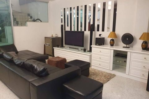 Adosado de 4 dormitorios en Bangkok, Tailandia № 143036 - foto 5