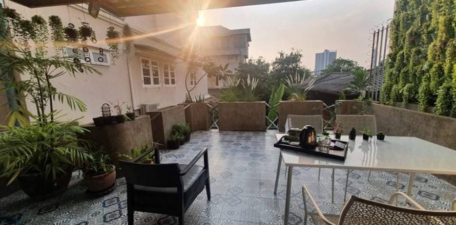 Adosado de 4 dormitorios en Bangkok, Tailandia № 143036