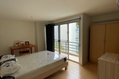 Condominio de 2 dormitorios en Khlong Toei, Bangkok, Tailandia № 173560 - foto 8