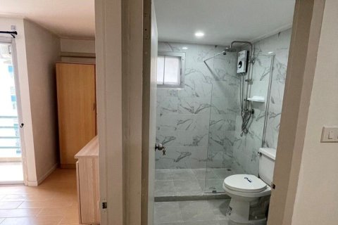 Condominio de 2 dormitorios en Khlong Toei, Bangkok, Tailandia № 173560 - foto 11