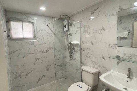 Condominio de 2 dormitorios en Khlong Toei, Bangkok, Tailandia № 173560 - foto 12