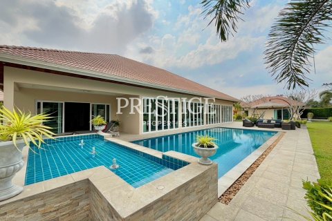 Casa de 5 dormitorios en Pattaya, Tailandia № 198671