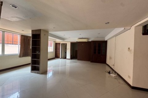 Casa de 4 dormitorios en Pattaya, Tailandia № 172928 - foto 6