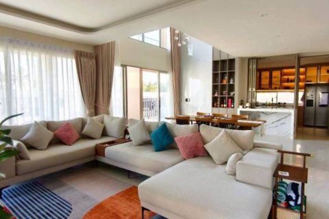 Casa de 4 dormitorios en Pattaya, Tailandia № 156788 - foto 3