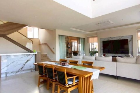 Casa de 4 dormitorios en Pattaya, Tailandia № 156788 - foto 10