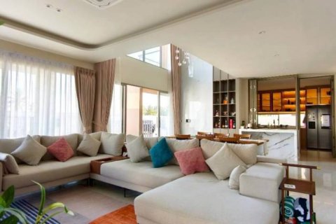 Casa de 4 dormitorios en Pattaya, Tailandia № 156788 - foto 2