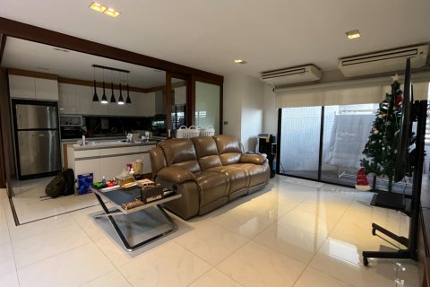 Condominio de 3 dormitorios en Watthana, Bangkok, Tailandia № 200896 - foto 2