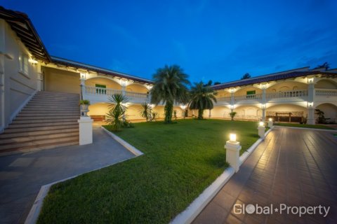 Casa de 6 dormitorios en Pattaya, Tailandia № 155279 - foto 5