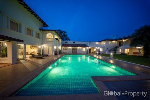 Casa de 6 dormitorios en Pattaya, Tailandia № 155279 - foto 25
