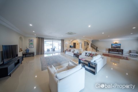 Casa de 6 dormitorios en Pattaya, Tailandia № 155279 - foto 6