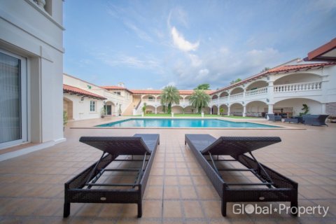 Casa de 6 dormitorios en Pattaya, Tailandia № 155279 - foto 4