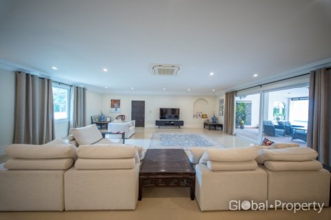 Casa de 6 dormitorios en Pattaya, Tailandia № 155279 - foto 14