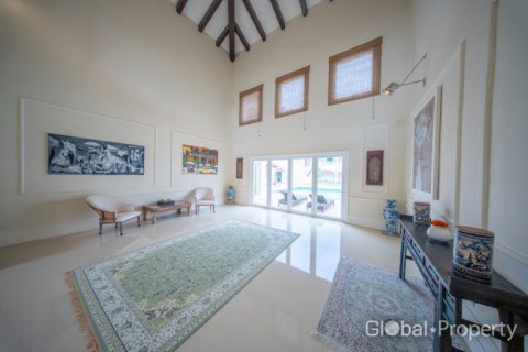 Casa de 6 dormitorios en Pattaya, Tailandia № 155279 - foto 18