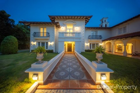 Casa de 6 dormitorios en Pattaya, Tailandia № 155279 - foto 3