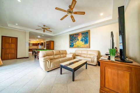 Casa de 3 dormitorios en Pattaya, Tailandia № 163819 - foto 3