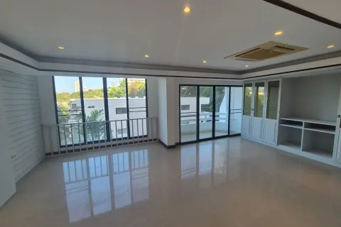 Casa de 8 dormitorios en Pattaya, Tailandia № 155674 - foto 13