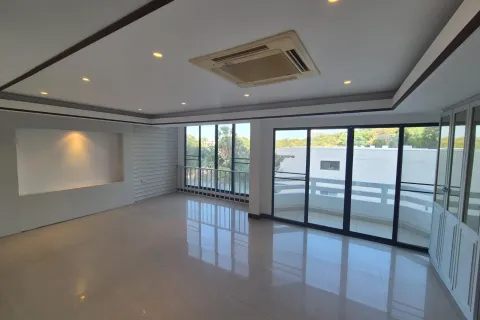 Casa de 8 dormitorios en Pattaya, Tailandia № 155674 - foto 10