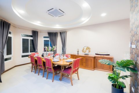Casa de 5 dormitorios en Pattaya, Tailandia № 155679 - foto 4
