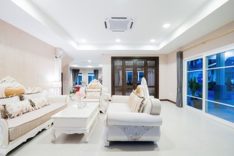 Casa de 5 dormitorios en Pattaya, Tailandia № 155679 - foto 3