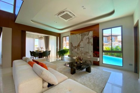 Casa de 4 dormitorios en Pattaya, Tailandia № 157351 - foto 4