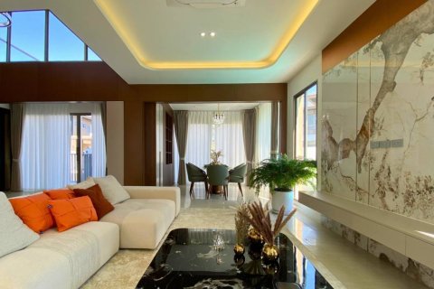 Casa de 4 dormitorios en Pattaya, Tailandia № 157351 - foto 3