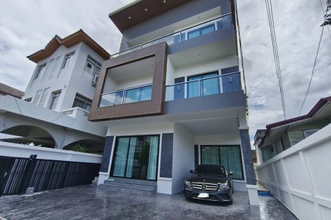 House in Bangkok, Thailand 4 bedrooms № 183017