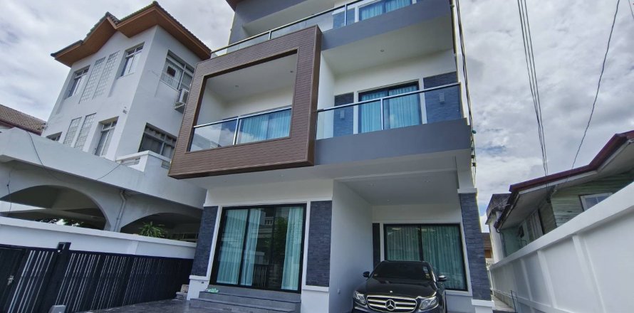 Haus in Bangkok, Thailand 4 Schlafzimmer № 183017