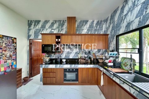 House in Pattaya, Thailand 3 bedrooms № 198051 - photo 14