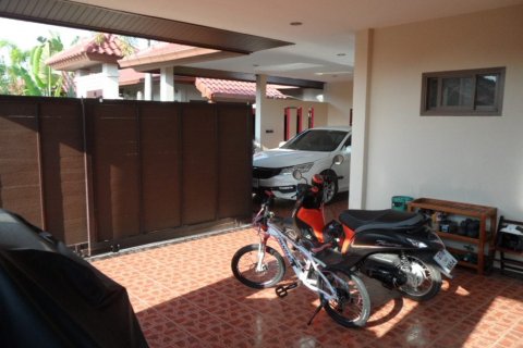 Casa de 3 dormitorios en Bang Lamung, Tailandia № 135326 - foto 3