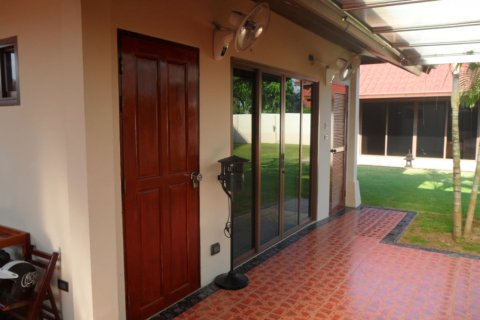 Casa de 3 dormitorios en Bang Lamung, Tailandia № 135326 - foto 5