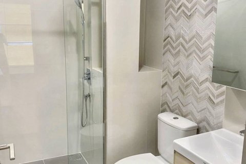 Condominio de 2 dormitorios en Khlong Toei, Bangkok, Tailandia № 114029 - foto 9